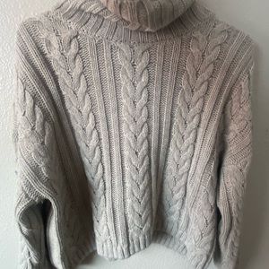 Turtle neck braid sweater